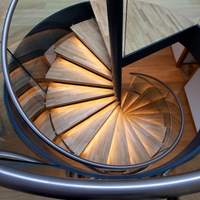 Escalier en colimaçon préfabriqué en acier et bois de haute qualité avec éclairage LED et garde-corps en verre trempé pour usage intérieur