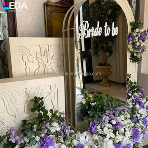 Marco de metal plateado con espejo LEDA, moderno y personalizable, ideal para decoración de fondo en bodas y reuniones familiares. - Product Image 1