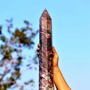 粉红色eudialyte岩石和矿物形而上学疗愈力量8面的方尖碑塔