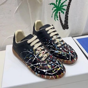 Chaussures de luxe sur mesure en cuir de vachette blanc à lacets, talon moyen, semelle intermédiaire en caoutchouc, style graffiti tendance pour l'automne - Product Image 1