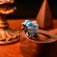 Bague de cocktail surdimensionnée pour femme en cuivre plaqué or blanc, avec résine bleue en forme de goutte et entièrement pavée de cristaux, bijou de soirée glamour