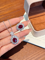 Ensemble Collier et Bracelet en Or Blanc 18 carats avec Rubis de Laboratoire Ovales et Halo de Zirconiums Baguettes pour Femme – Idéal Mariage – Vente en Gros