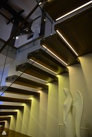 Escalier flottant droit : Design minimaliste, fixations discrètes