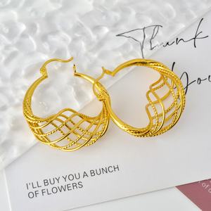 Aretes de Aro CC Clásicos de Latón Chapados en Oro de 14K al por Mayor, Diseño Único para Mujer - Product Image 5