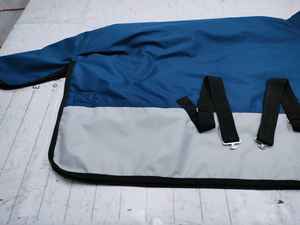 Couverture pour cheval personnalisée OEM avec matériau doux pour la peau, sangles réglables, couverture pour cheval durable à vendre par les exportateurs - Product Image 4