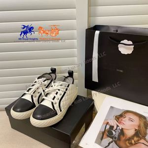 Zapatillas Casuales de Estilo Clásico CC para Hombre y Mujer, Zapatos de Cuero Blanco de Punta Cerrada, Estilo Moderno para Caminar - Product Image 5