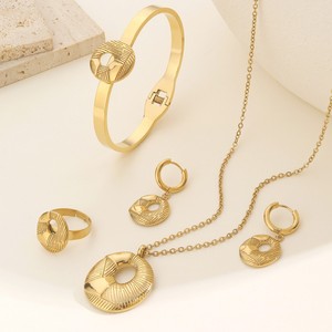 Ensemble élégant de boucles d'oreilles et collier en acier inoxydable plaqué or en forme de pain pour femme - <span class=keywords><strong>Série</strong></span> de bijoux tendance - Product Image 3