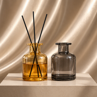 Bouteille diffuseur en verre élégante de couleur blanche de 50 ml, 100 ml, 150 ml, 250 ml avec bâtonnets en céramique pour l'aromathérapie