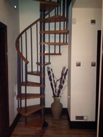 Escalier préfabriqué architectural élégant avec marches en bois massif de qualité supérieure, escalier en spirale en bois