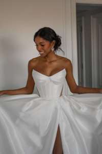 Váy cưới satin dáng chữ A cổ sweetheart phong cách tối giản Ruolai QD06377, có đường xẻ tà trước và lưng trần, kiểu dáng đơn giản. - Product Image 6