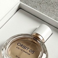 Boîte à parfum rigide de style livre blanc magnétique personnalisée avec insert ajusté pour présentation et emballage cadeau de parfum