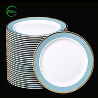 Assiettes jetables élégantes en plastique PS de 10 pouces avec logo personnalisé et bord argenté, vaisselle robuste pour les fêtes d'anniversaire et les banquets