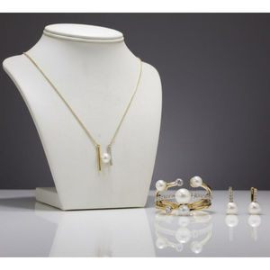 Collier pendentif double barre en or 18 carats avec perles et diamants, design moderne et élégant, bijou raffiné pour les êtres chers - Product Image 2