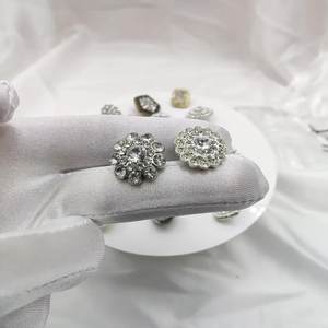 Venta al por mayor Botón de diamantes de imitación con vástago corazón vástago botón coser botón DIY accesorios Adorno - Product Image 2