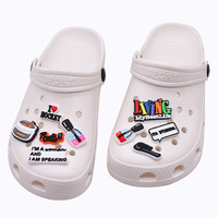 2026 Vente en gros de breloques pour chaussures en PVC à motifs de dessins animés, personnalisables, à coudre, décorations mignonnes pour femmes, accessoires DIY, épingles