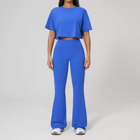 Ensemble de sport 2 pièces pour la gym et le fitness – Hauts à manches courtes et shorts ajustés, respirants, motif uni, logo frontal, taille haute