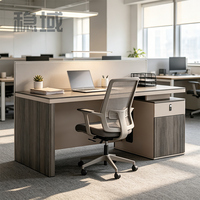 Bureau de travail moderne et simple pour employés, avec écran, casier et cloison, poste informatique pour employés