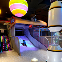 Equipo de juegos interior con temática de cine, toboganes LED, parque de trampolines y juegos interactivos para más de 100 personas