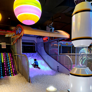 Équipement de terrain de jeux intérieur avec toit de cinéma, toboggans LED, parc de trampolines, jeux interactifs pour marque, capacité de plus de 100 personnes - Product Image 1