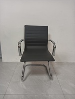 Chaise de bureau ergonomique moderne en cuir PU, dossier mi-haut, réglable, avec base chromée et roulettes, idéale pour salle de sport, école, réception