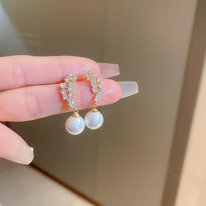 Pendientes colgantes chapados en oro Rai-za con perla sintética redonda blanca de calidad AAA, joyería clásica para boda para mujer - Product Image 5