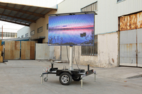 Affichage publicitaire mobile sur remorque avec panneaux solaires et batterie