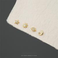 Boucles d'oreilles tendance plaquées or avec zircons cubiques (CZ) en forme de lune, étoile, soleil et planète pour anniversaire - Bijoux de piercing pour cartilage, hélix, tragus
