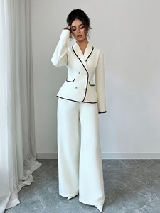 Completo da Donna <span class=keywords><strong>con</strong></span> Blazer Bianco a Doppio Petto <span class=keywords><strong>con</strong></span> Bordi a Contrasto e <span class=keywords><strong>Pantaloni</strong></span> a Gamba Larga a Vita Alta, Set Casual Traspirante in 2 Pezzi per l'Autunno - Product Image 1