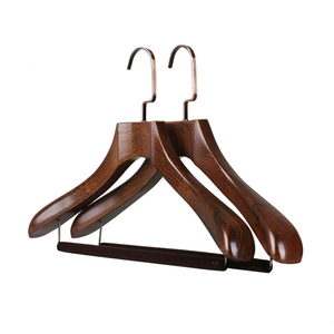 Cintres en <span class=keywords><strong>bois</strong></span> avec logo <span class=keywords><strong>personnalisé</strong></span> pour manteau de tailleur Magasin de vêtements Cintres en <span class=keywords><strong>bois</strong></span> pour veste de luxe marron noir à épaules larges avec barre en velours - Product Image 2