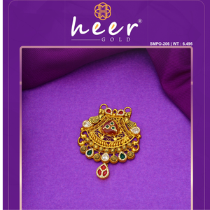 Pendentif traditionnel en or avec motif paon, travail de filigrane complexe et embellissements en pierres rouges et vertes pour bijoux ethniques de mariée. - Product Image 2