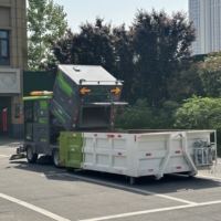 Machine à balayer les rues avec brosse rotative et pulvérisation d'eau pour le nettoyage des routes et des places