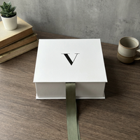 Scatola a Forma di Libro in Carta Rigida Bianca con Logo Personalizzato, Vendita Diretta dalla Fabbrica, Scatola Regalo di Lusso con Chiusura a Nastro per Tessere Associative