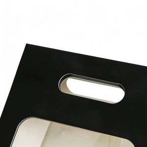 Sacs cadeaux personnalisables en papier kraft avec bordure noire, fenêtre transparente et poignées découpées pour petits cadeaux et desserts - Product Image 2