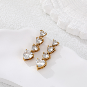 Nouvelles boucles d'oreilles à clous en zircone en forme de cœur ultra-affûtées de style français avec des lobe d'oreille en acier titane de haute qualité et élégant - Product Image 3