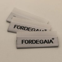 Étiquettes de marque personnalisées en polyester satiné de haute qualité, écologiques, auto-adhésives, tissées, pliées aux extrémités, multi-formes pour vêtements et sacs