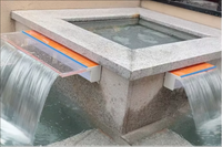 Cascade de piscine extérieure, décoration paysagère, lame d'eau, cascade descendante de piscine avec lumière LED colorée