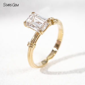 Bague de fiançailles en or jaune 10 carats avec diamant de laboratoire taille émeraude Starsgem pour femme - Product Image 2