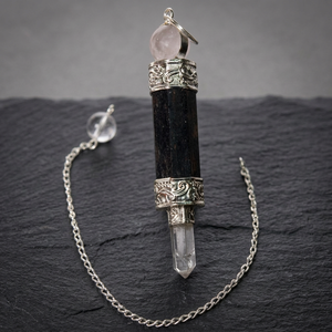 Péndulo de Cristal de Turmalina Negra Tallado con Cadena de Plata y Punta de Cuarzo Transparente, Tema del Amor para Uso en Feng Shui - Product Image 2