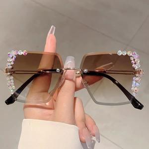 Nuova vendita calda senza montatura taglio <span class=keywords><strong>occhiali</strong></span> <span class=keywords><strong>da</strong></span> <span class=keywords><strong>sole</strong></span> eleganti <span class=keywords><strong>da</strong></span> <span class=keywords><strong>donna</strong></span> di lusso con diamanti di lusso <span class=keywords><strong>da</strong></span> <span class=keywords><strong>donna</strong></span> <span class=keywords><strong>occhiali</strong></span> <span class=keywords><strong>da</strong></span> <span class=keywords><strong>sole</strong></span> <span class=keywords><strong>occhiali</strong></span> <span class=keywords><strong>da</strong></span> <span class=keywords><strong>sole</strong></span> all'ingrosso - Product Image 6