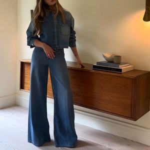 ชุดเซ็ตสองชิ้นสำหรับผู้หญิง ดีไซน์หรูหรา สไตล์ลำลอง สำหรับฤดูใบไม้ร่วงปี 2026 ลายเรียบ กางเกงยีนส์ขาบาน เสื้อแขนสั้น ชุดเดนิมสำหรับผู้หญิง - Product Image 1