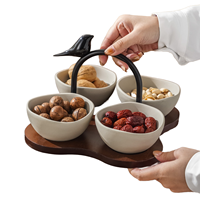 Keramische kommen met serveerschaal en handvat voor snacks, gedroogd fruit, desserts, huishoudelijke keramische borden