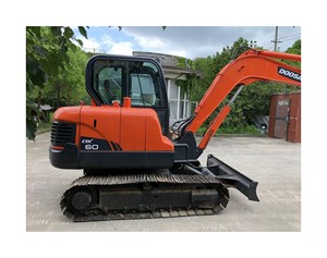Excavadora de cadenas usada Doosan DX60 Mini de 6 toneladas, componentes de motor y bomba, capacidad de cazo de 0.2m, potencia de 38kW para movimiento de tierras - Product Image 1