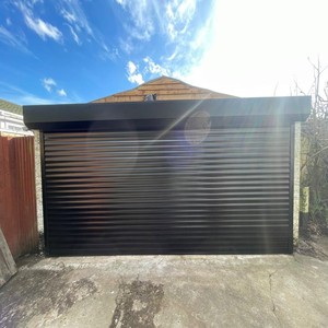 <span class=keywords><strong>Porte</strong></span> <span class=keywords><strong>de</strong></span> <span class=keywords><strong>garage</strong></span> automatique en aluminium noir mat sur mesure, <span class=keywords><strong>porte</strong></span> <span class=keywords><strong>de</strong></span> sécurité isolée pour villa, volet roulant - Product Image 4