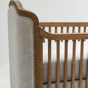 سرير أطفال صغير خشبي منحوت وفاخر بتصميم أوروبي حديث - Product Image 3