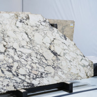 Dalles polies exotiques personnalisées de grande taille avec base blanc crème et veines jaunes, imperméables, pour la conception d'intérieur de villas modernes et luxueuses