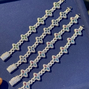 Bracelet tennis éblouissant en argent sterling 925 plaqué or, avec maillons infini et trèfle à quatre feuilles de 8 mm, entièrement pavé de moissanite colorée - Product Image 3