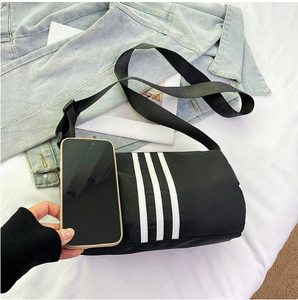 Sac banane en polyester blanc avec trois bandes noires, fermeture éclair, sac à bandoulière et sangle réglable pour la course et la gym - Product Image 4