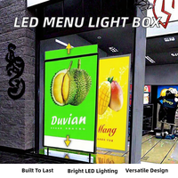 Bingkai Poster Iklan LED Gantung Dinding Kaca Tempered Bentuk Persegi Kustom Desain Dapat Disesuaikan Signage Menu Bermerek Buatan Khusus