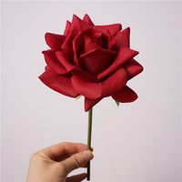 Handgevoelde, hydraterende, korte kunstmatige rozen met real touch effect voor bruiloft, huisdecoratie en bloemstukken.