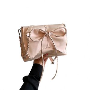Nouveau sac panier en plastique tressé à la main pour femme, sac fourre-tout décontracté pour la plage et les pique-niques, sac à main minimaliste unique pour les vacances d'été - Product Image 1